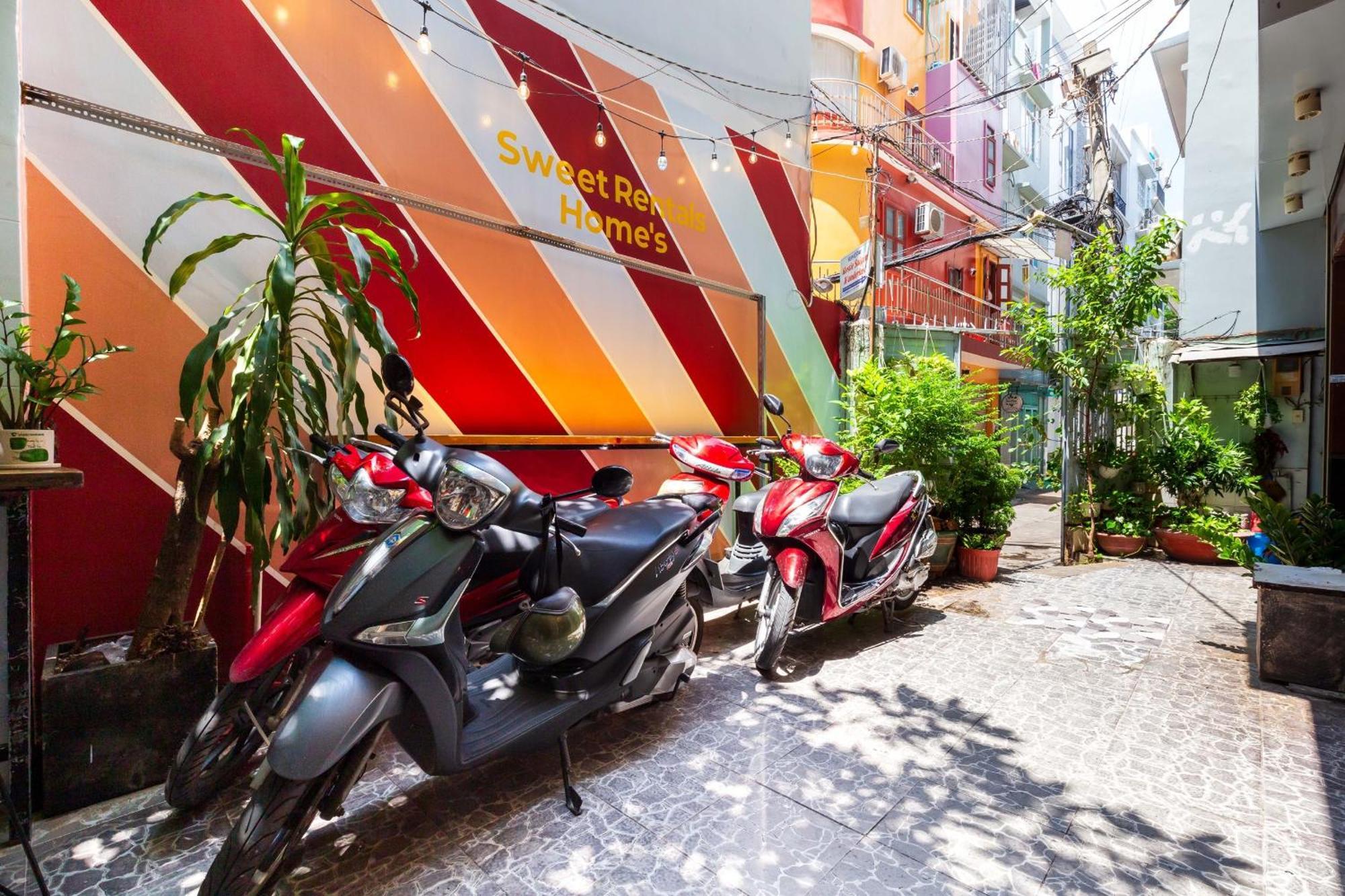 Sweet Homes - Netflix & Walkin To Bui Vien Ho Chi Minh City