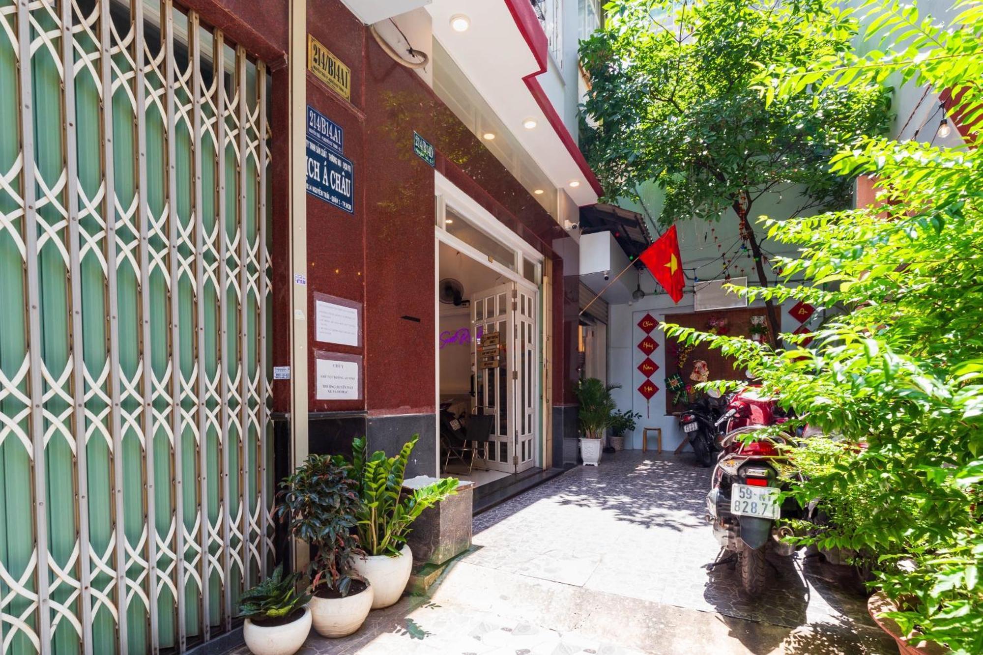 Sweet Homes - Netflix & Walkin To Bui Vien *
