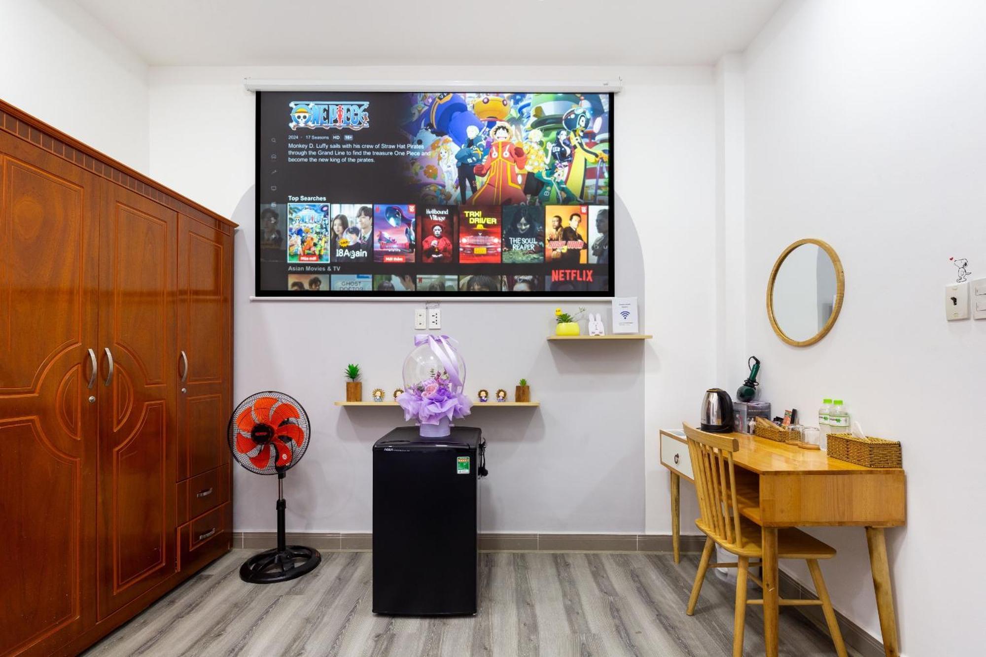 Sweet Homes - Netflix & Walkin To Bui Vien Ho Chi Minh City